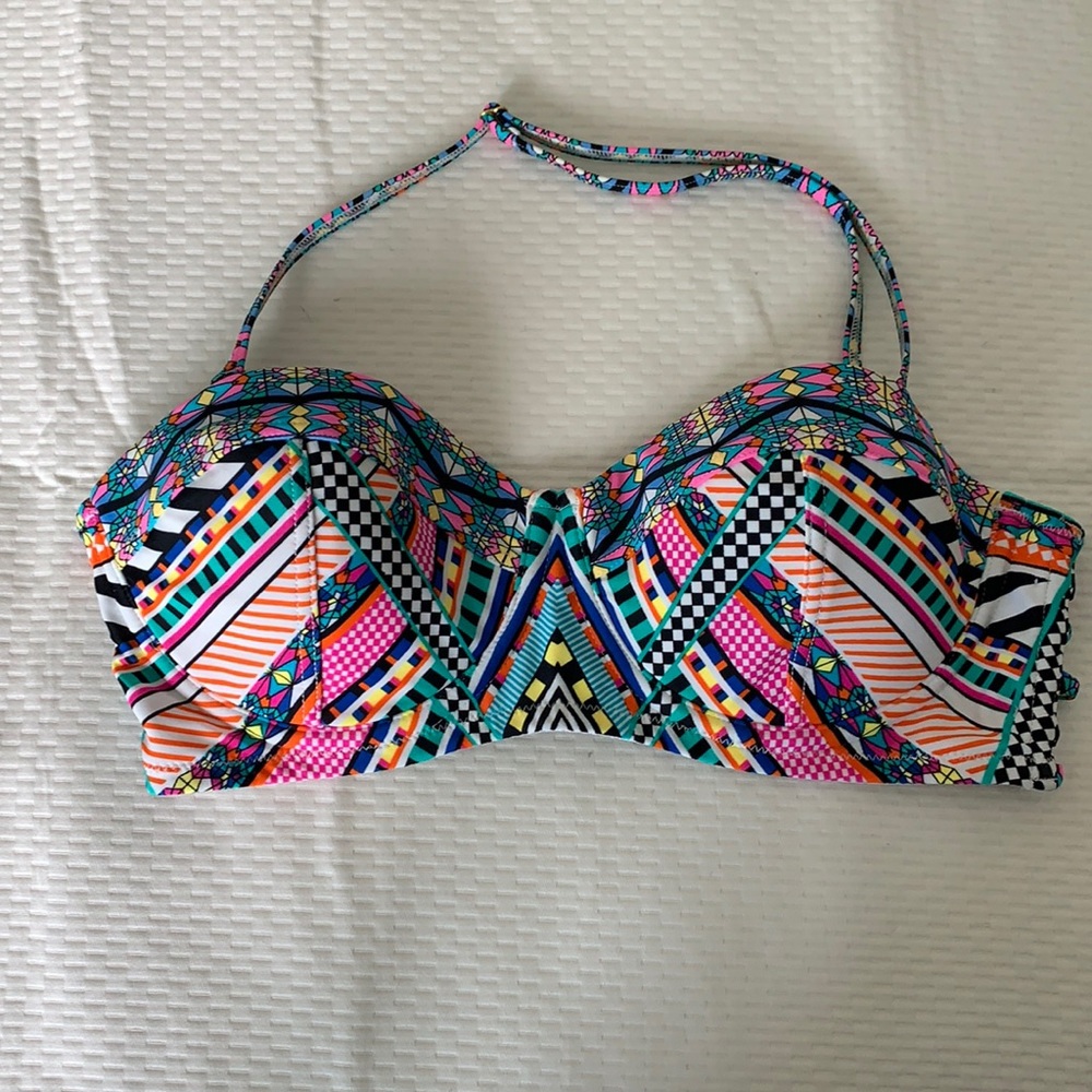 Jessica Simpson bikini top. NWOT. Sz large. Cute!